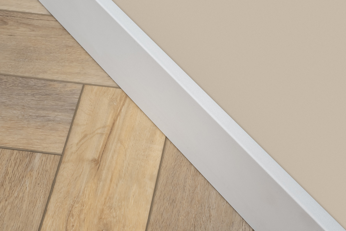 Floer-Plinten-Wit-gegrond-muurplint-2400x120x18mm-gelegd