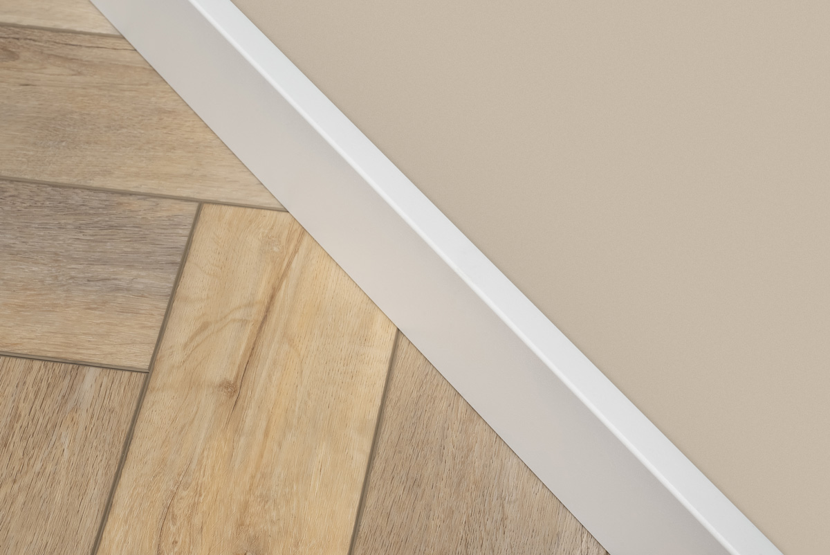 Floer-Plinten-Wit-gegrond-muurplint-2400x90x18mm-gelegd