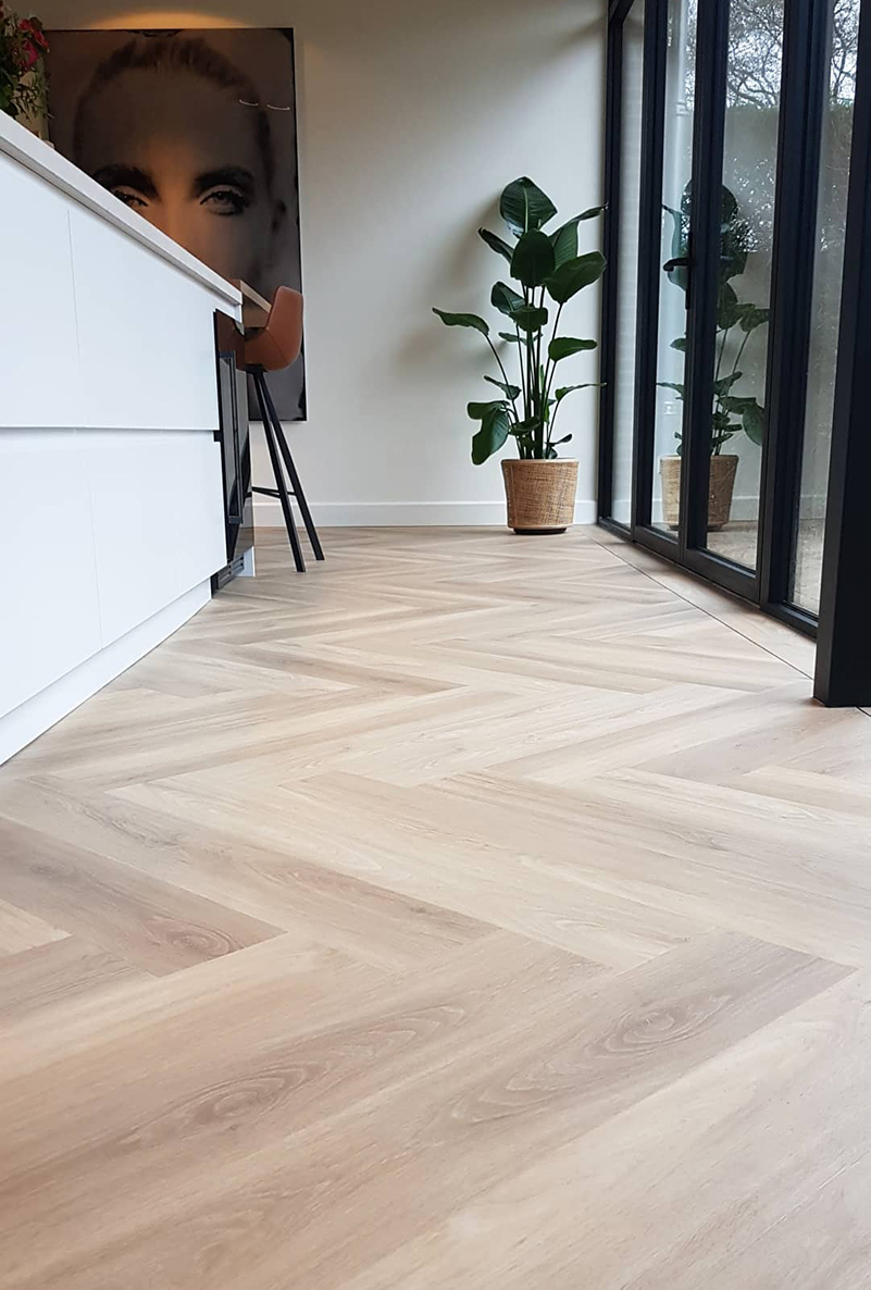 Floer-Walvisgraat-PVC-Orka-Onbehandeld-Bies-en-band-visgraat-vloer welke vloer past bij een romantisch interieur