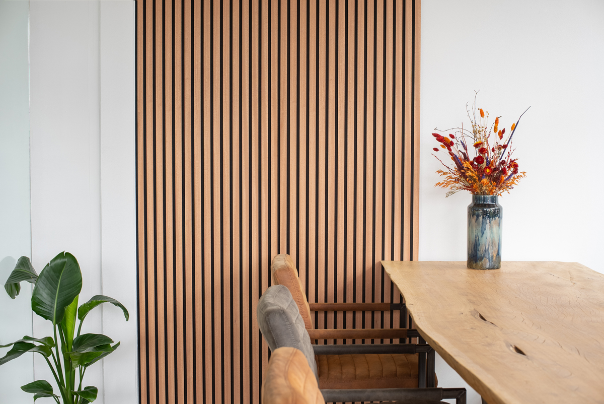 Floer-Akupanel-wandpaneel-mahonie-naturel-sfeer.