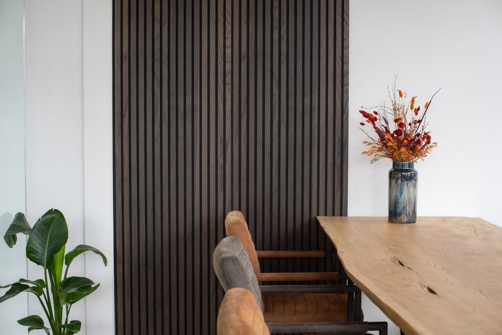 Floer-Akupanel-wandpaneel-mokka-zwart-eiken-sfeer