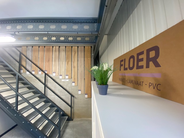 Vloerstalen van Floer aan de wand bij de trap in de showroom van MJ Vloer & Blind