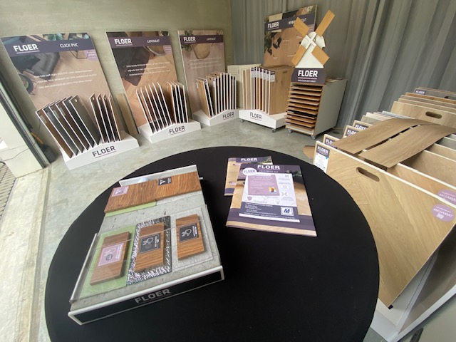 Ronde tafel met stalen en catalogi in de showroom van MJ Vloer & Blind