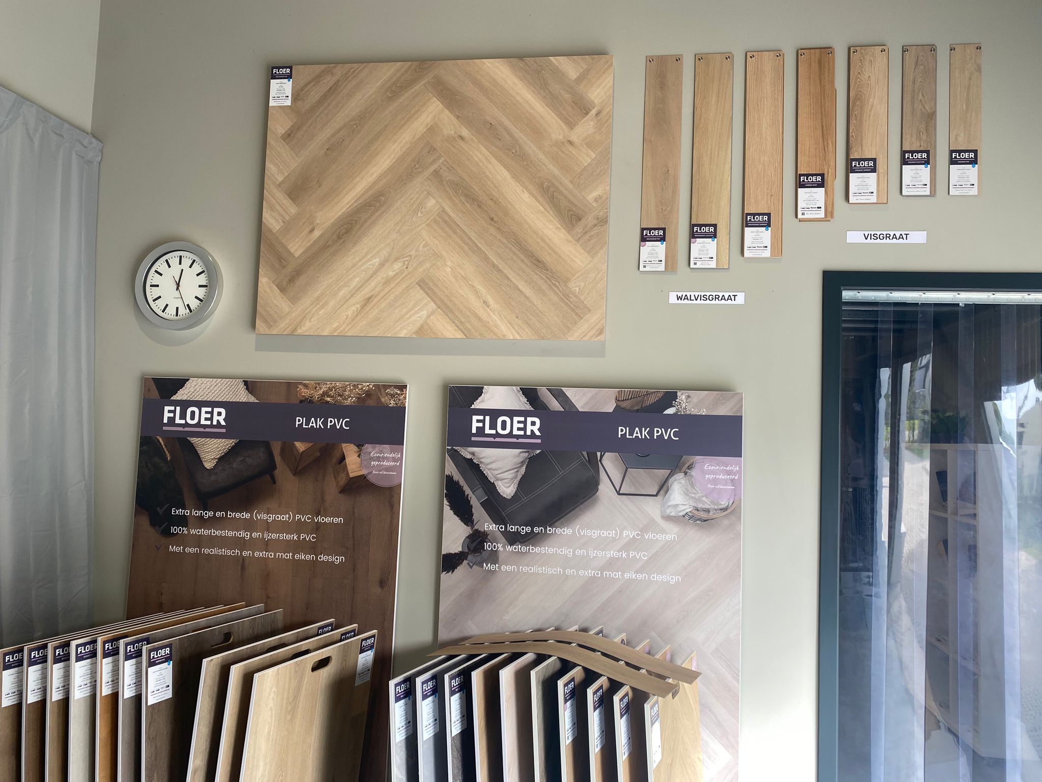 Wand met stalen van walvisgraat- en plak vinylvloeren in de showroom