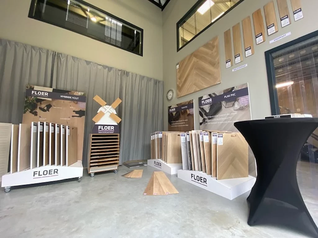 Floer-displays in de showroom van MJ Vloer & Blind